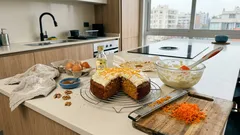 Bizcochuelo de zanahoria exprés con especias cálidas: la cobertura cítrica que salva la once