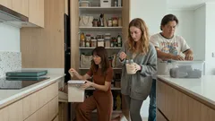 El laurel en la alacena: el gesto simple que puede ahorrarte polillas y gorgojos