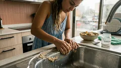 El truco con cáscara de papa y bicarbonato para sacar grasa y malos olores en la cocina