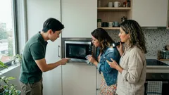 Para qué sirven los puntitos negros de la puerta del microondas y por qué no son decoración