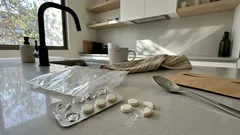 Ganó la lotería y terminó condenado por fabricar pastillas falsificadas tipo “Valium”