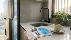 Cucharas frías en los ojos: por qué bajan la hinchazón y cómo usarlas sin irritar