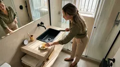 Olor a humedad en el baño: el truco de la rodaja de limón y el detalle que marca la diferencia