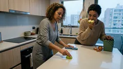 Olores en la cocina y mesón opaco: el sencillo truco de la manzana que vale la pena probar
