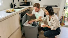 El truco de la hoja de diario para que el tacho de basura no huela en la cocina