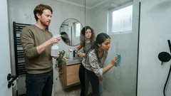 Cómo sacar el sarro de la mampara de ducha sin quedar una hora frotando