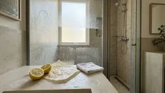 Cómo sacar el sarro de la mampara con limón y papel manteca en 10 minutos