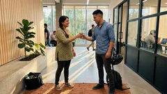 El truco mental para caer bien altiro en una reunión sin forzarte