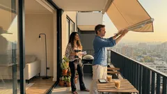 Toldos para balcón: cómo elegir el modelo ideal según la orientación (y bajar el calor sin encerrar el espacio)