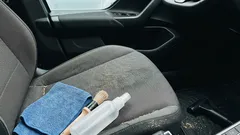 Tapiz del auto como nuevo: dos mezclas caseras y una rutina corta para limpiar sin empapar ni dejar aureolas