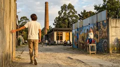 Pipinas: la escapada cerca de Buenos Aires entre ruinas industriales, murales y cohetes