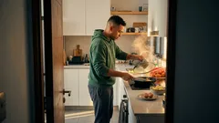 Tortilla de papas rellena con queso en 15 minutos: jugosa y fácil en sartén