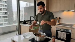 Cómo pelar huevos duros sin romper la clara: el detalle en el agua y el enfriado rápido que marca la diferencia