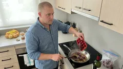 El truco de la cubetera para no botar el vino sobrante y mejorar tus comidas