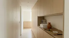 La tendencia 2026 para el pasillo: adiós cuadros, hola muebles empotrados y orden real