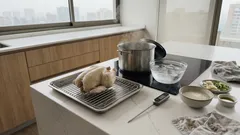 Cómo hacer pollo entero jugoso con pochado suave (el truco del baño de hielo)
